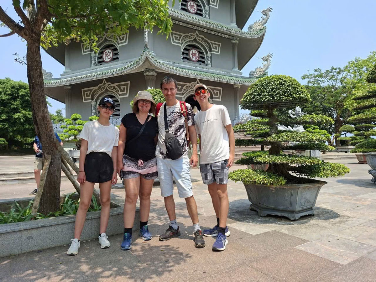 Customers with Hoi An private car driver